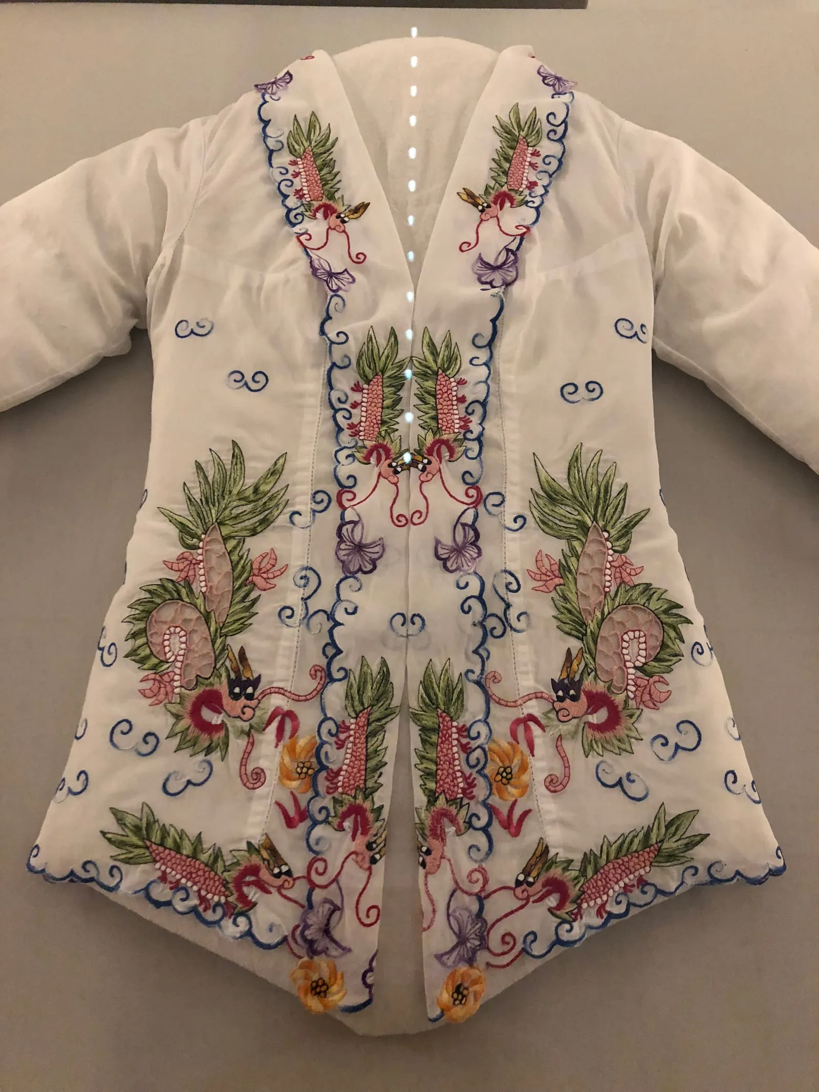 Detail bordir bunga pada kebaya putih